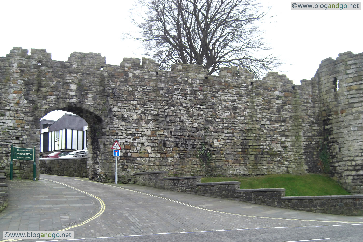 Caernarfon - Along the wall to the upper gate